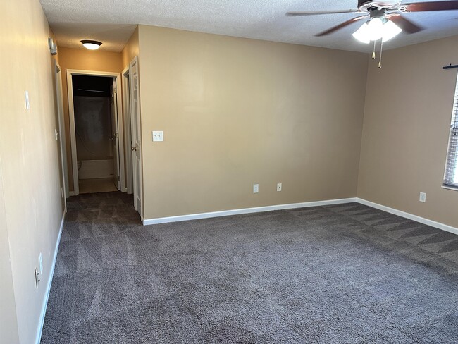 Building Photo - 1627 Maple View Way