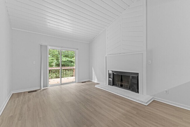 Foto del edificio - AVAILABLE NOW - Updated 2 Bedroom Duplex w...