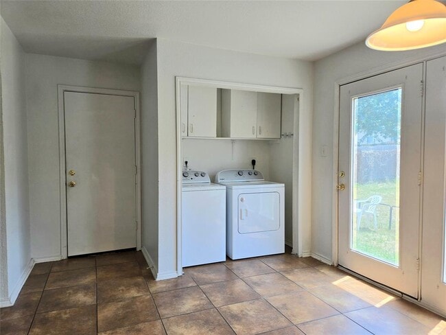 Building Photo - 161 Beech Dr