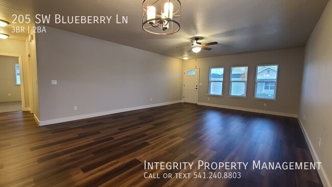 Building Photo - 205 SW Blueberry Ln