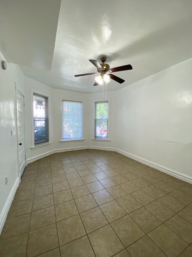 Foto del edificio - 2943 N Allen Ave