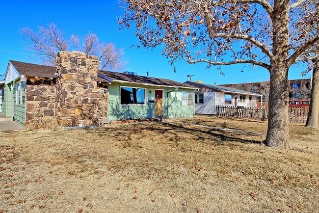 Building Photo - Classic Charm in a Central Location