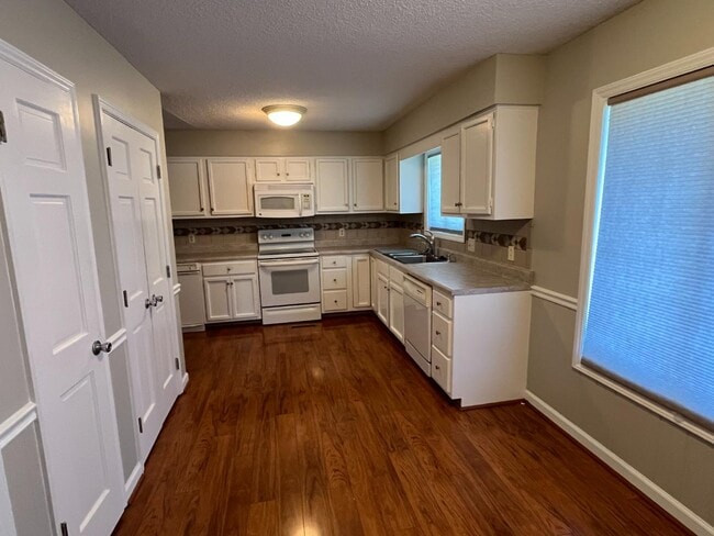 Building Photo - 161 Fairway Dr
