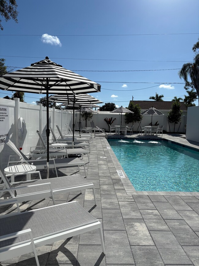 Lounge at the Pool! - The Bella Downtown