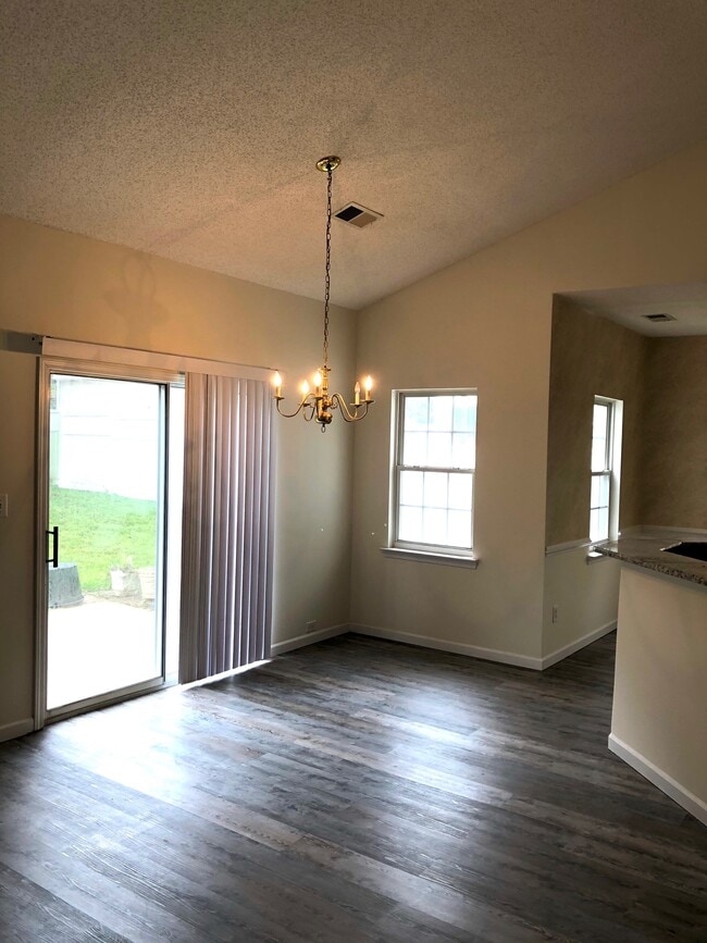 Foto del edificio - 12045 Evergreen Hollow Dr