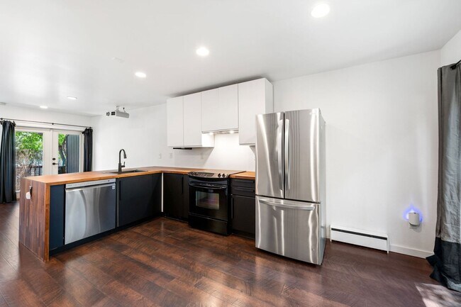 Foto del edificio - LUXURY KITCHEN, QUIET WEST END SETTING WITH OPEN SPACE AND CREEK ACCESS