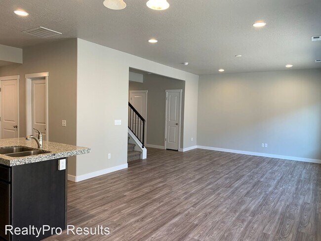 Building Photo - 4 br, 2.5 bath House - 855 W. Wellington Ave