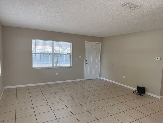 Building Photo - Leesburg Duplex