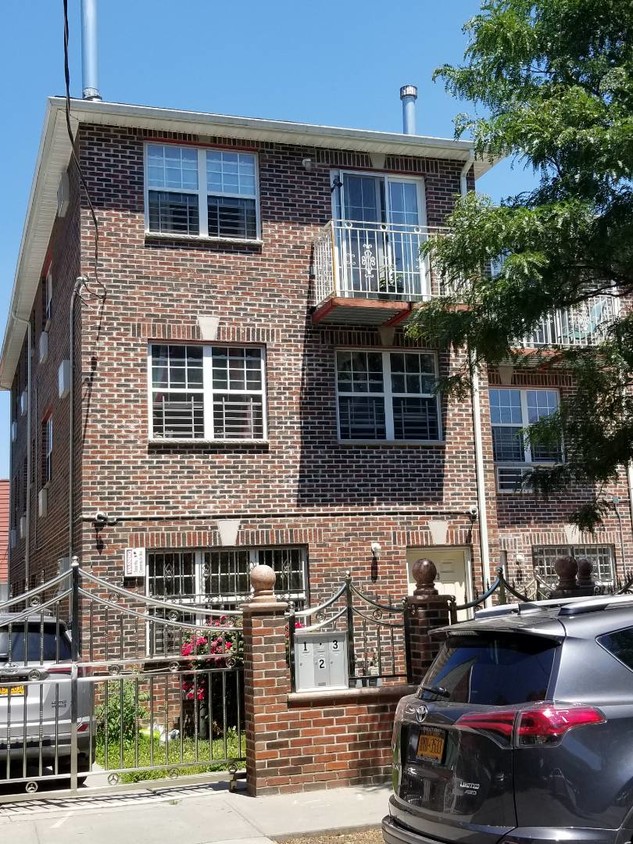Primary Photo - 2027 Chatterton Ave