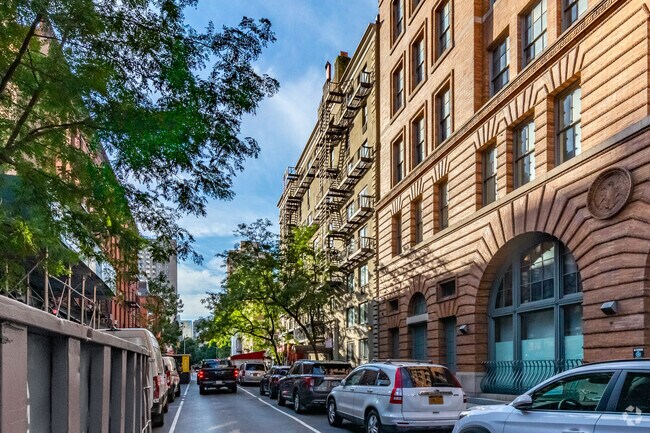 Building Photo - 160 E 26th St