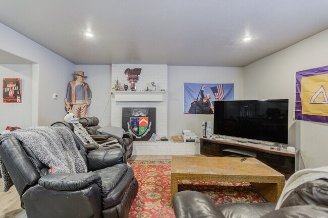 Building Photo - Two Story, 3 Bed / 2 Bath Duplex with Mode...