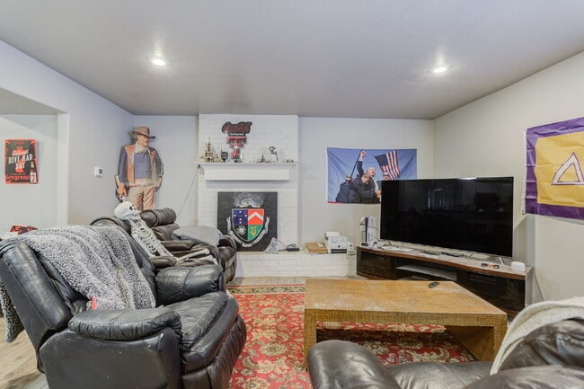 Foto del edificio - Two Story, 3 Bed / 2 Bath Duplex with Modern Appeal