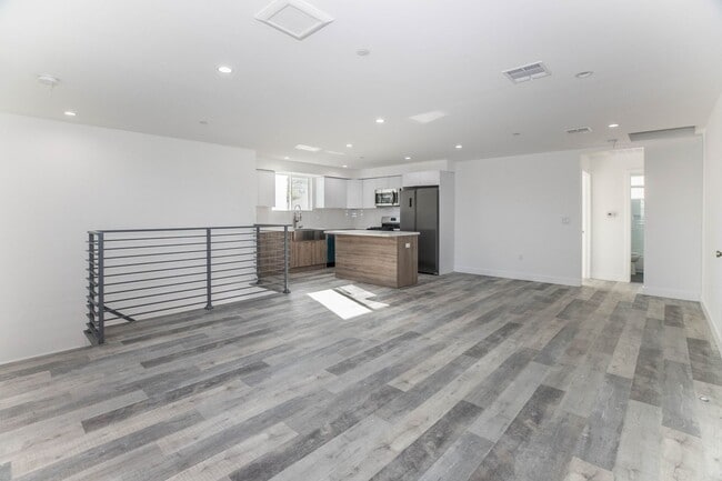 Building Photo - 543 N Virgil Ave