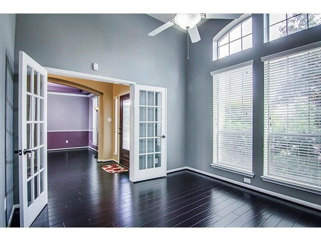 Building Photo - 10207 White Pines Dr