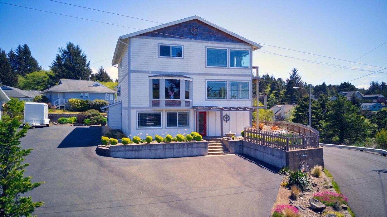 Front View - 125 SE Bay St
