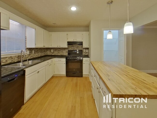 Building Photo - 2142 Red Rose Ln