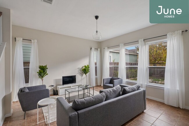 Building Photo - Queen room in 5-bed/2.5-bath Home