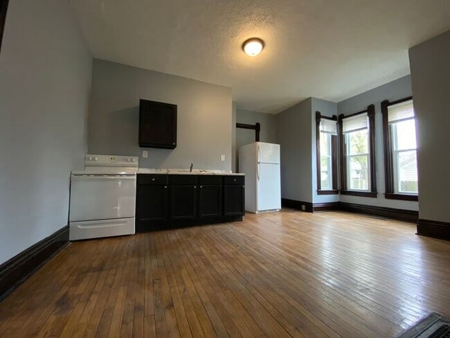 Building Photo - 1 bedroom MAIN floor apartment in Niles