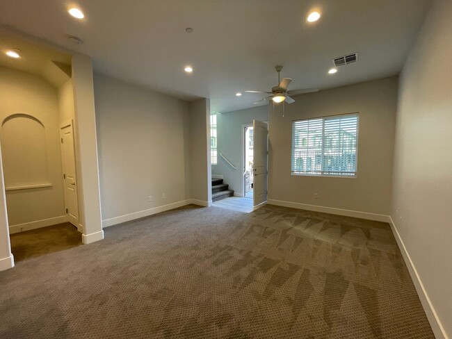 Foto del edificio - Beautiful Townhome in Providence Gated Com...