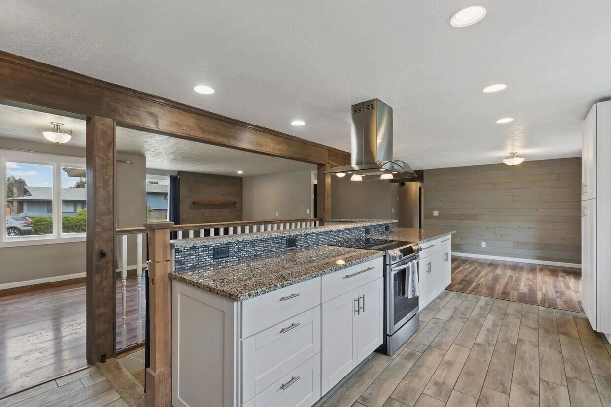 Foto principal - Beautiful 5-Bedroom Home in Mead School Di...
