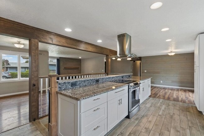 Building Photo - Spacious 5-Bedroom Home in Coveted Mead Sc...