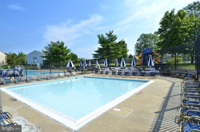 Building Photo - 7 Normandy Square Ct