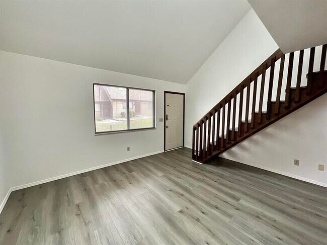 Building Photo - 425 Ponderosa Ave