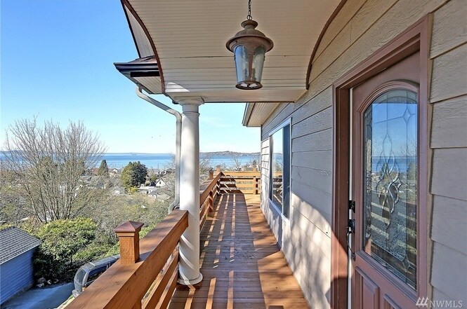 main entrance - 5634 SW Admiral Way