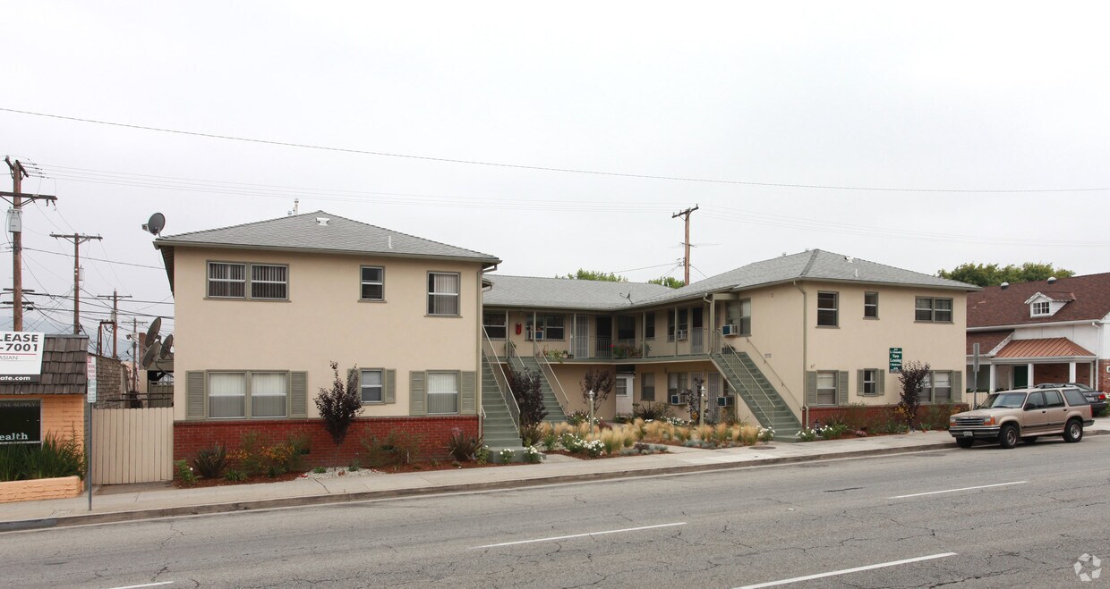 Building Photo - 811 S Glenoaks Blvd