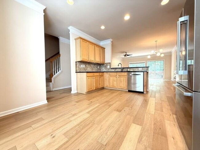 Building Photo - Sandy Springs 3 Bed-3.5 Bath Townhouse in Gated Cambridge, Hardwoods on Main!