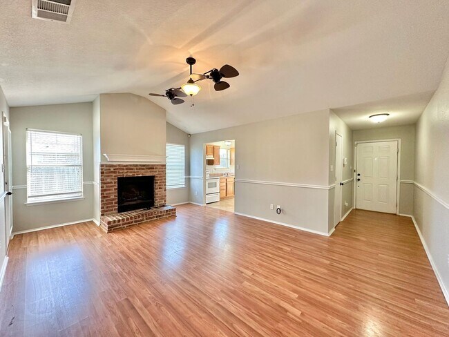 Building Photo - Discover the charm of this 3 bed 2 bath exquisite home!