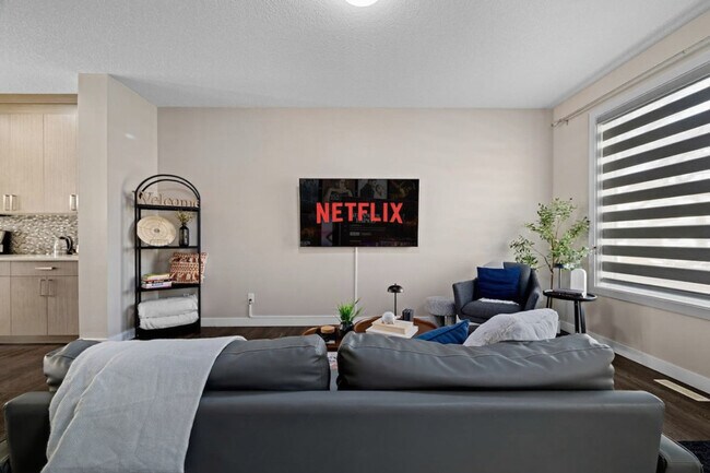 Building Photo - 10755-10792 92 St NW