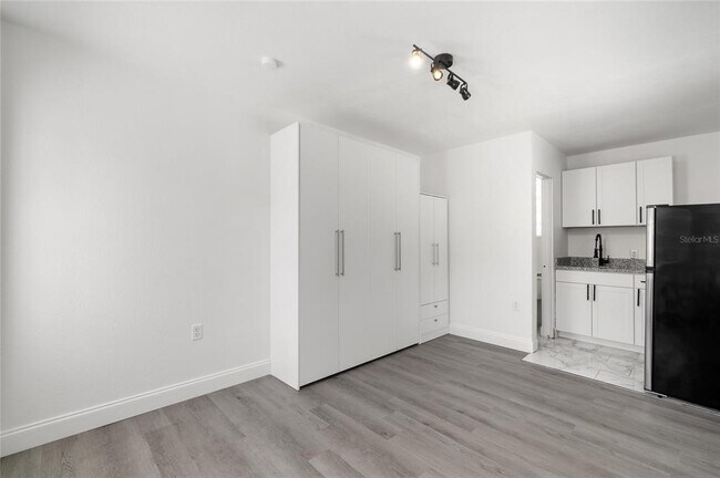 Building Photo - 919 16th Ave N