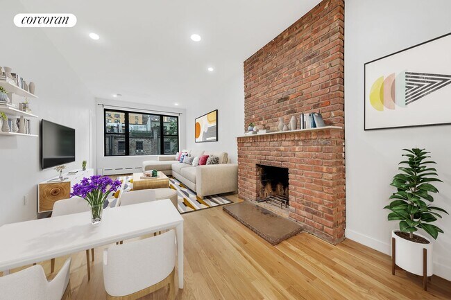 Building Photo - 250 W 74th St