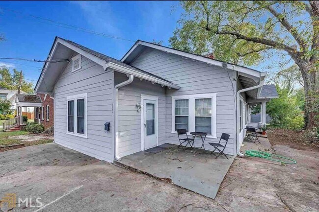 Building Photo - 850 Custer St