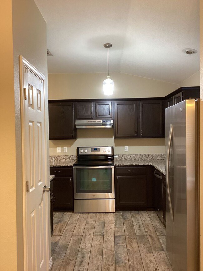 Foto del edificio - NEW IN MANAGEMENT - AVAILABLE NOW!