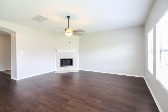 Foto del edificio - 808 Forest Grove Ln