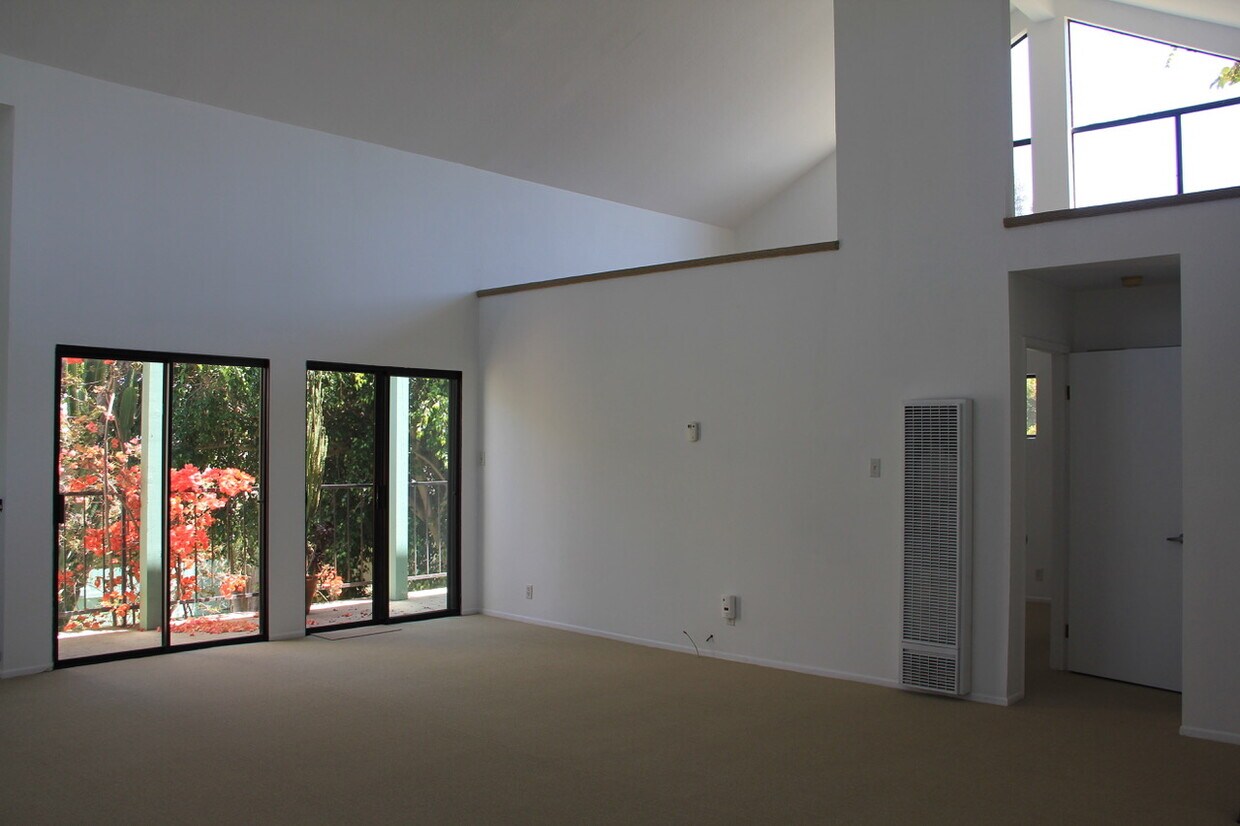 living/kitchen/dining - 4363 Chase Ave