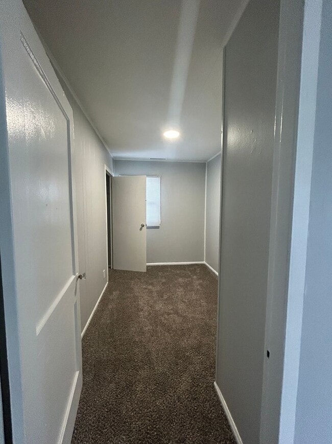 Building Photo - 3 Bedroom House W/ fresh Flooring and Paint!