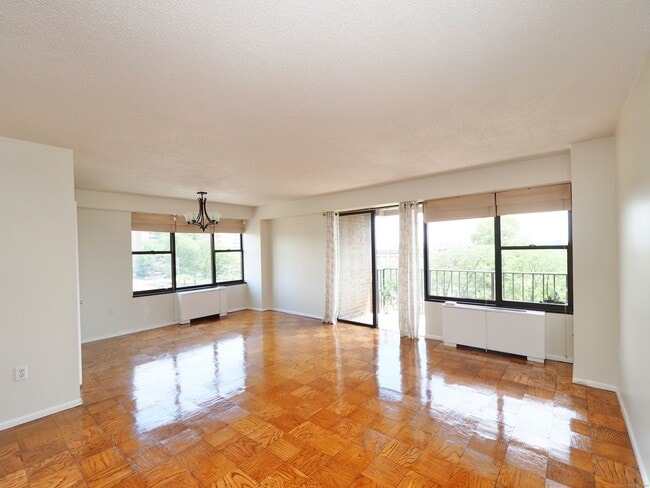 Foto del edificio - 44 Strawberry Hill Ave