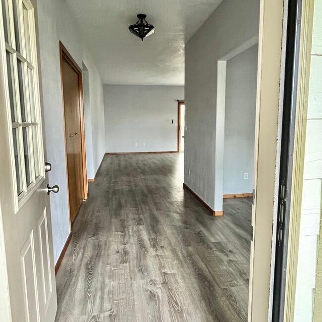 Entry - 107 Applewood Dr