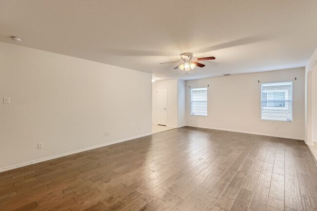 Foto del edificio - Stunning 3 bedroom for rent off TPC and Bu...