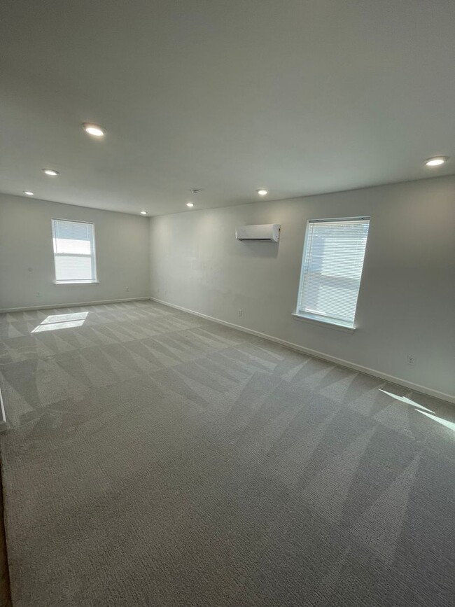Building Photo - Super Cute Studio