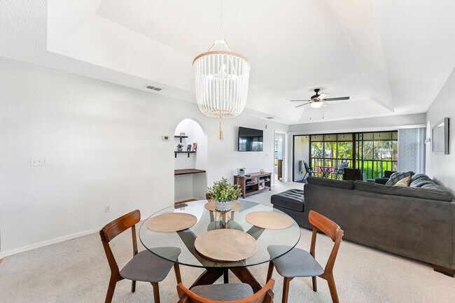Foto del edificio - 212 Deerwood Cir