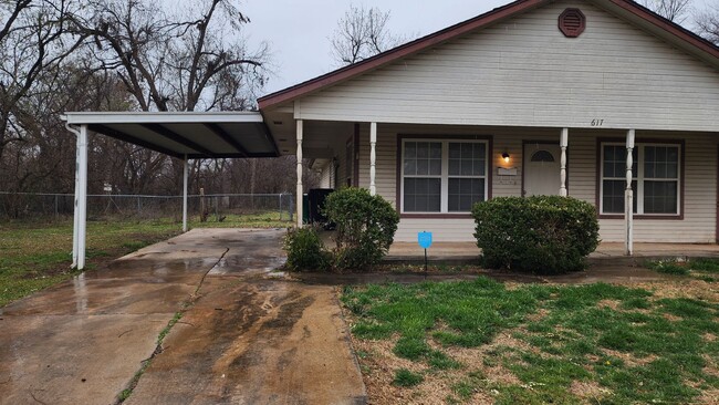 Building Photo - 3 Bed 1 Bath in OKC!