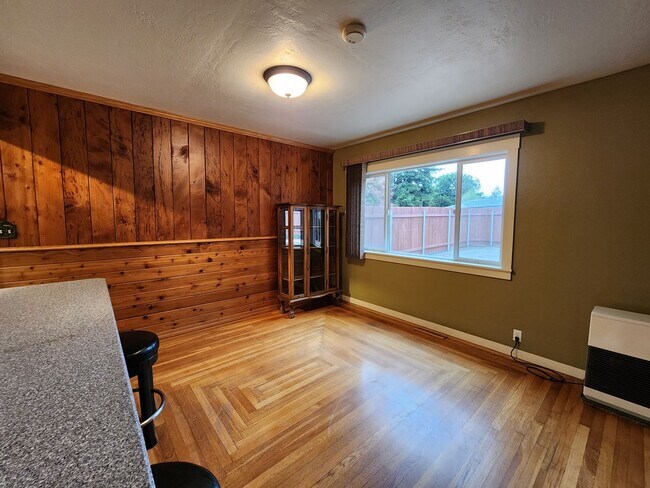 Building Photo - Single Family Home in Rio Dell!