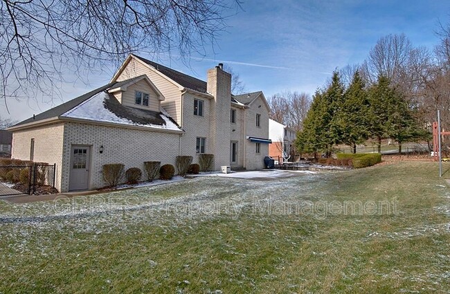 Building Photo - 4802 Oakhurst Ave