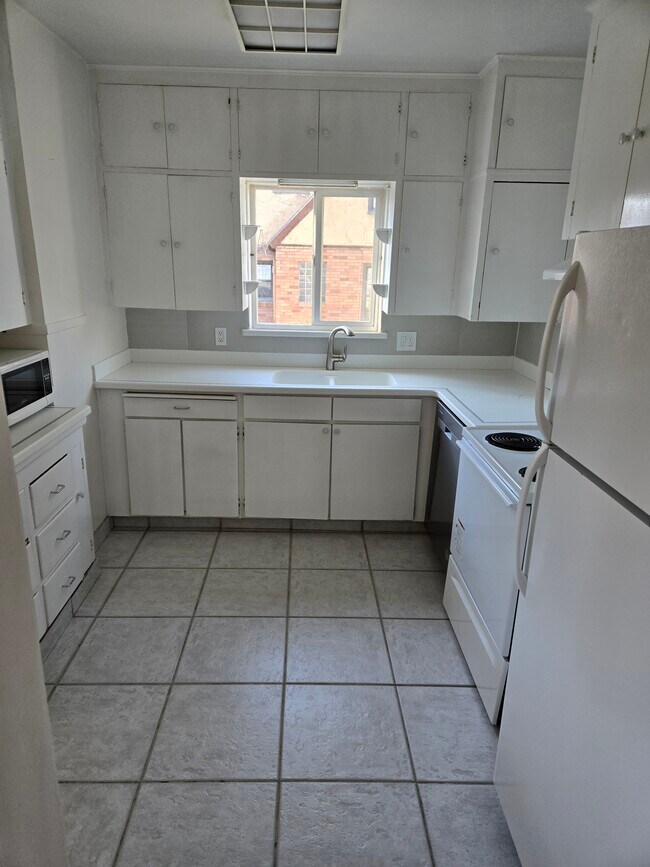 Building Photo - 1776 E 900 S