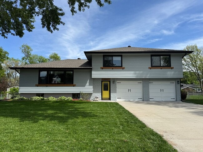 Building Photo - Stunning 4 Bed, 3 Bath Home with Backyard ...
