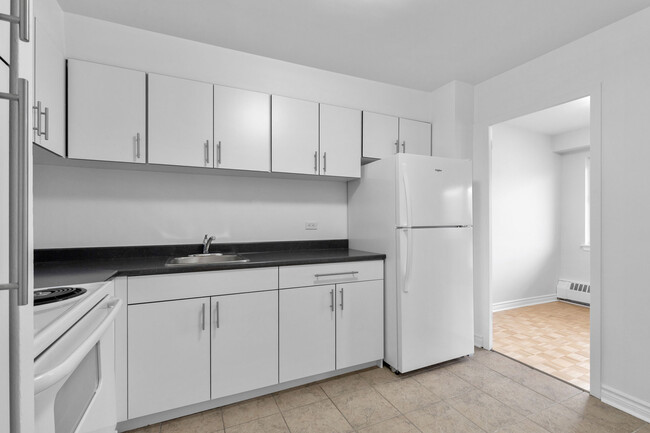 Building Photo - 5745 Ch De La Côte-Saint-Luc